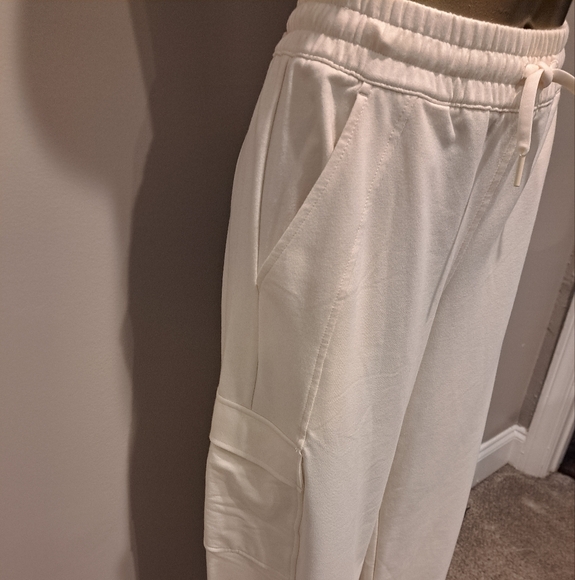 Athleta Cream Color Elastic Waist Wide Legged Cargo Sweat Pants - Picture 3 of 9